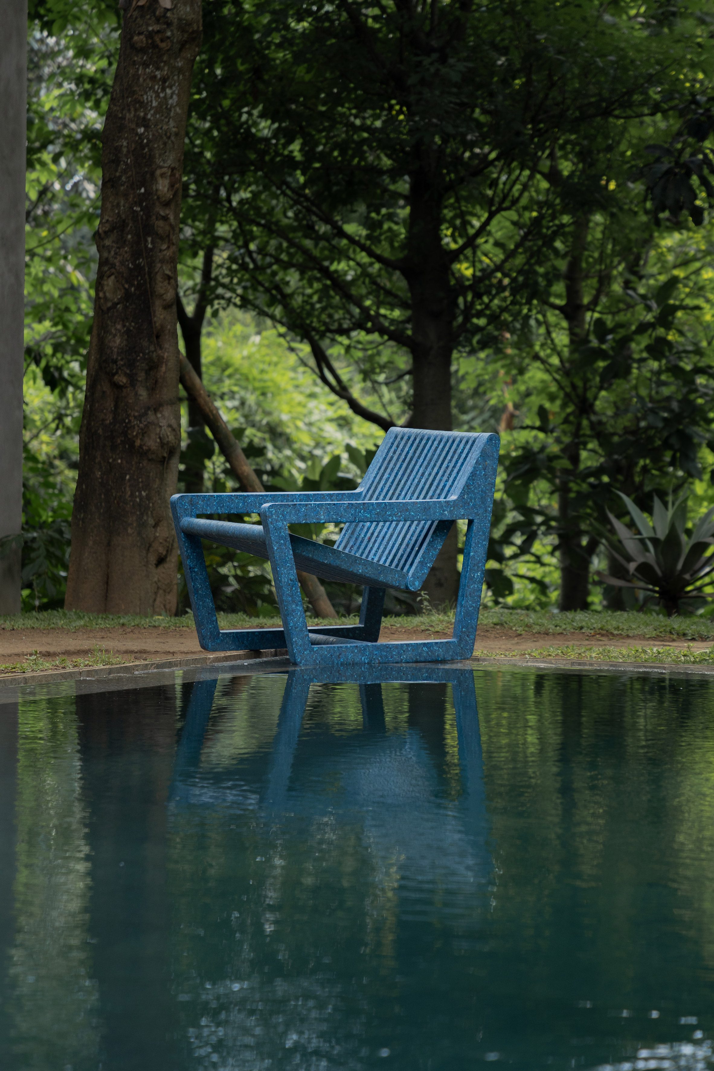 Ombak椅子由2000个从巴厘岛河流中打捞上来的塑料袋组成|ART-Arrakis | 建筑室内设计的创新与灵感
