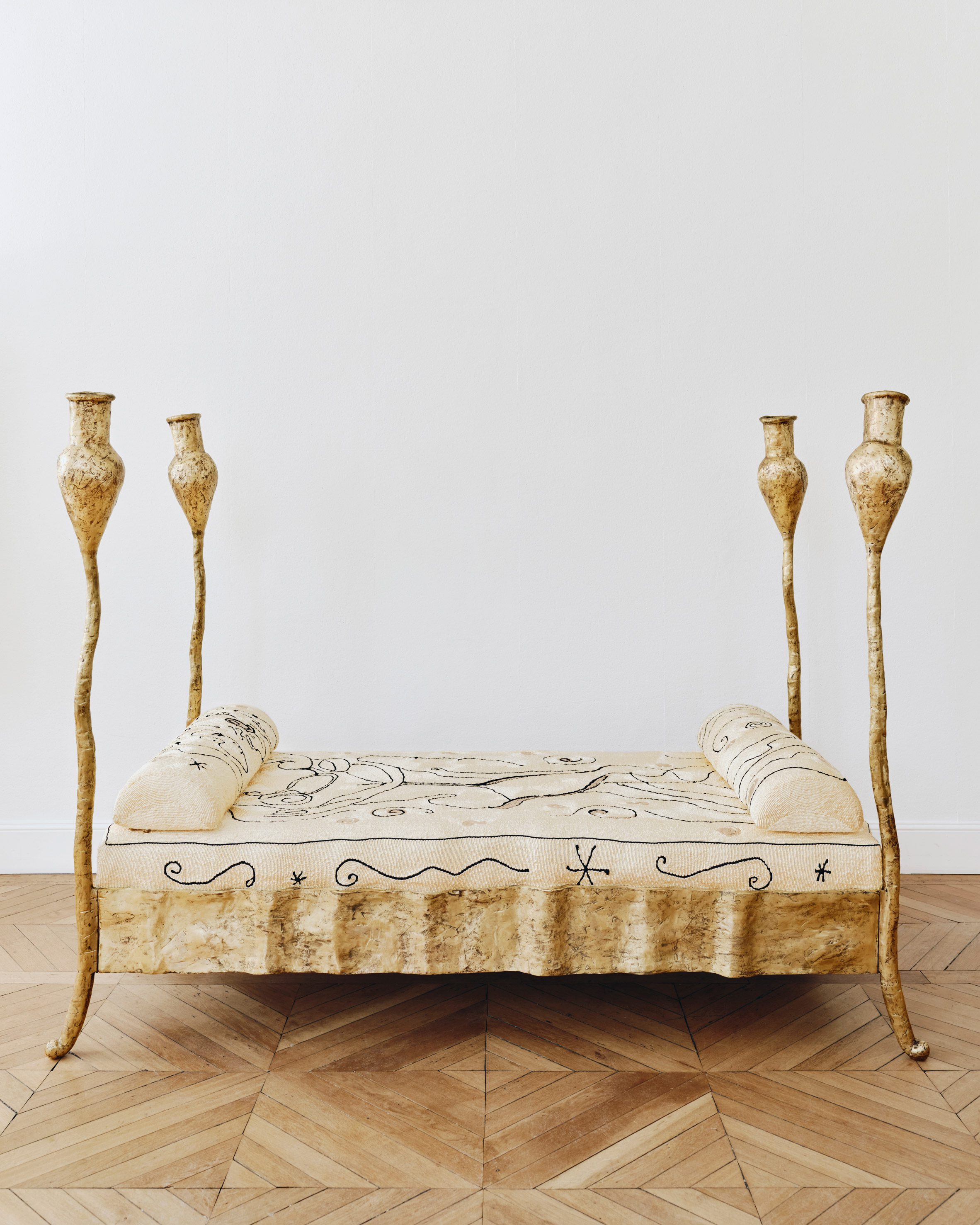 F Taylor Colantonio和Daniel Roseberry为斯基亚帕雷利创造了超现实的青铜和丝绸家具|ART-Arrakis | 建筑室内设计的创新与灵感