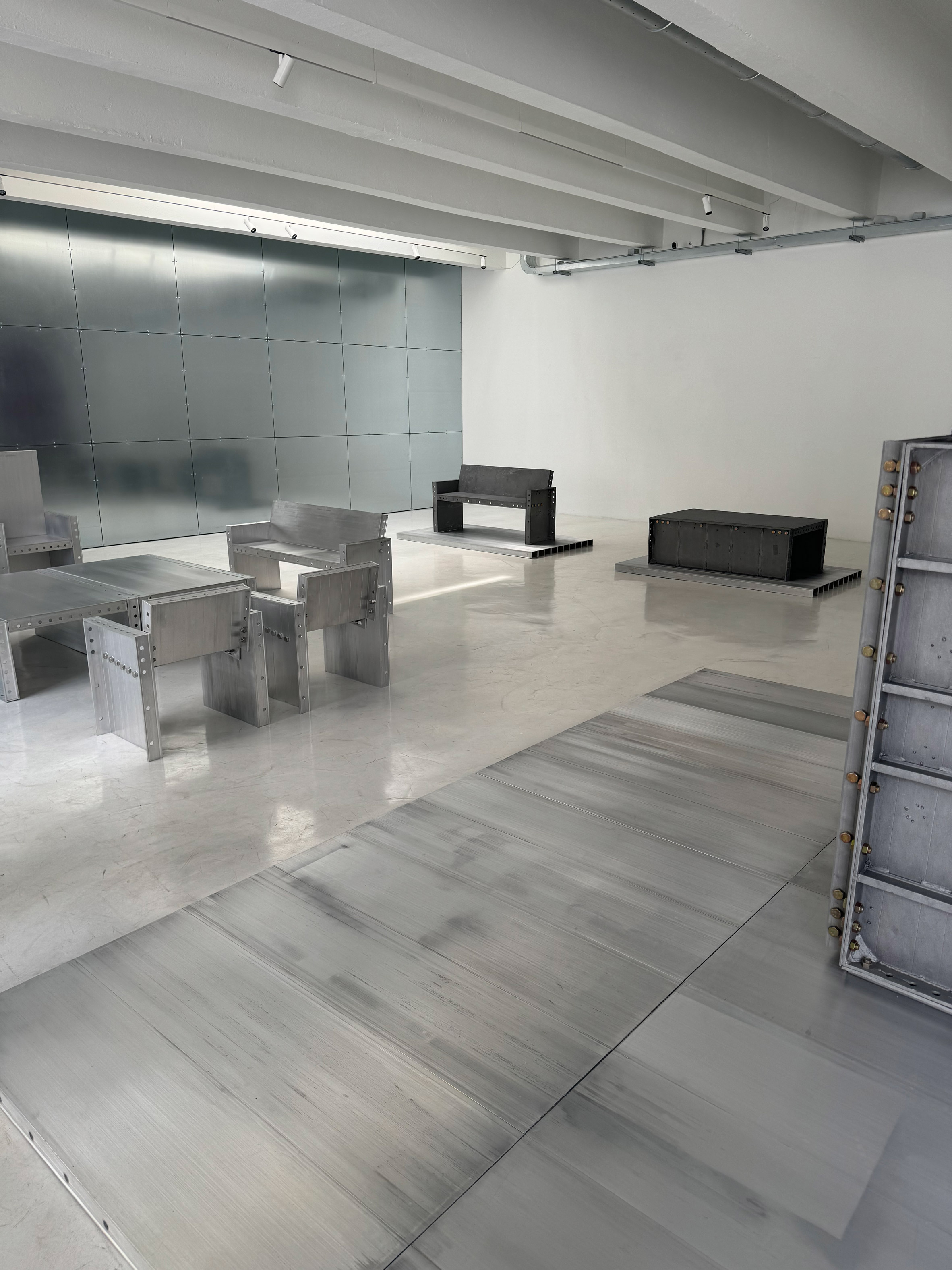 Niceworkshop展示由重复使用的摩天大楼模板制成的家具|ART-Arrakis | 建筑室内设计的创新与灵感