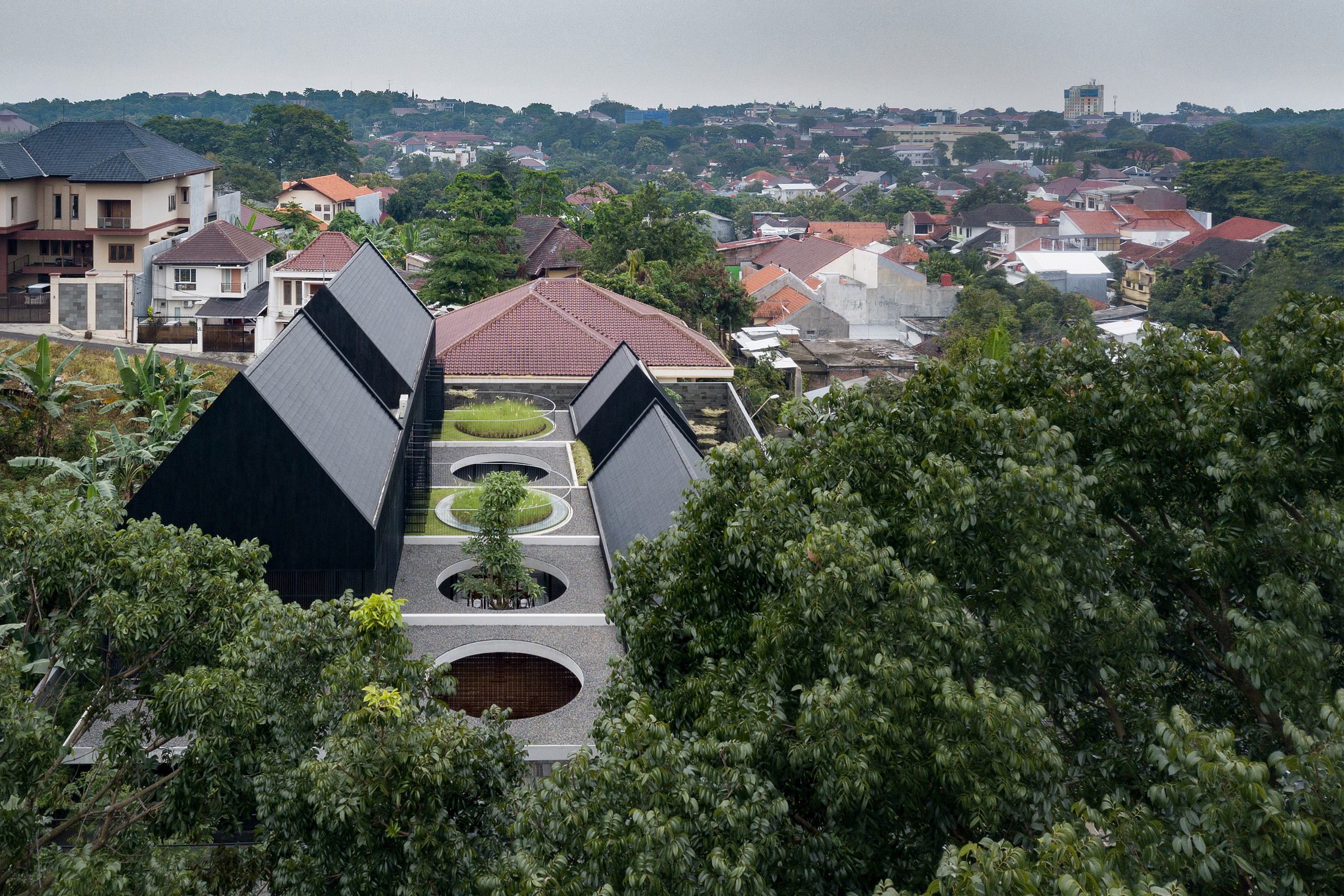 Tamara Wibowo建筑师事务所的Halo形天窗照亮了印尼的家|ART-Arrakis | 建筑室内设计的创新与灵感