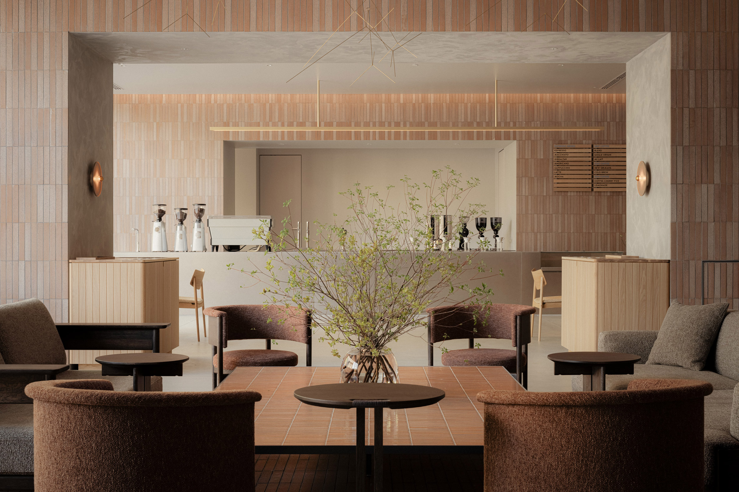 名古屋蓝瓶咖啡店当地生产的瓷砖墙面和桌子|ART-Arrakis | 建筑室内设计的创新与灵感