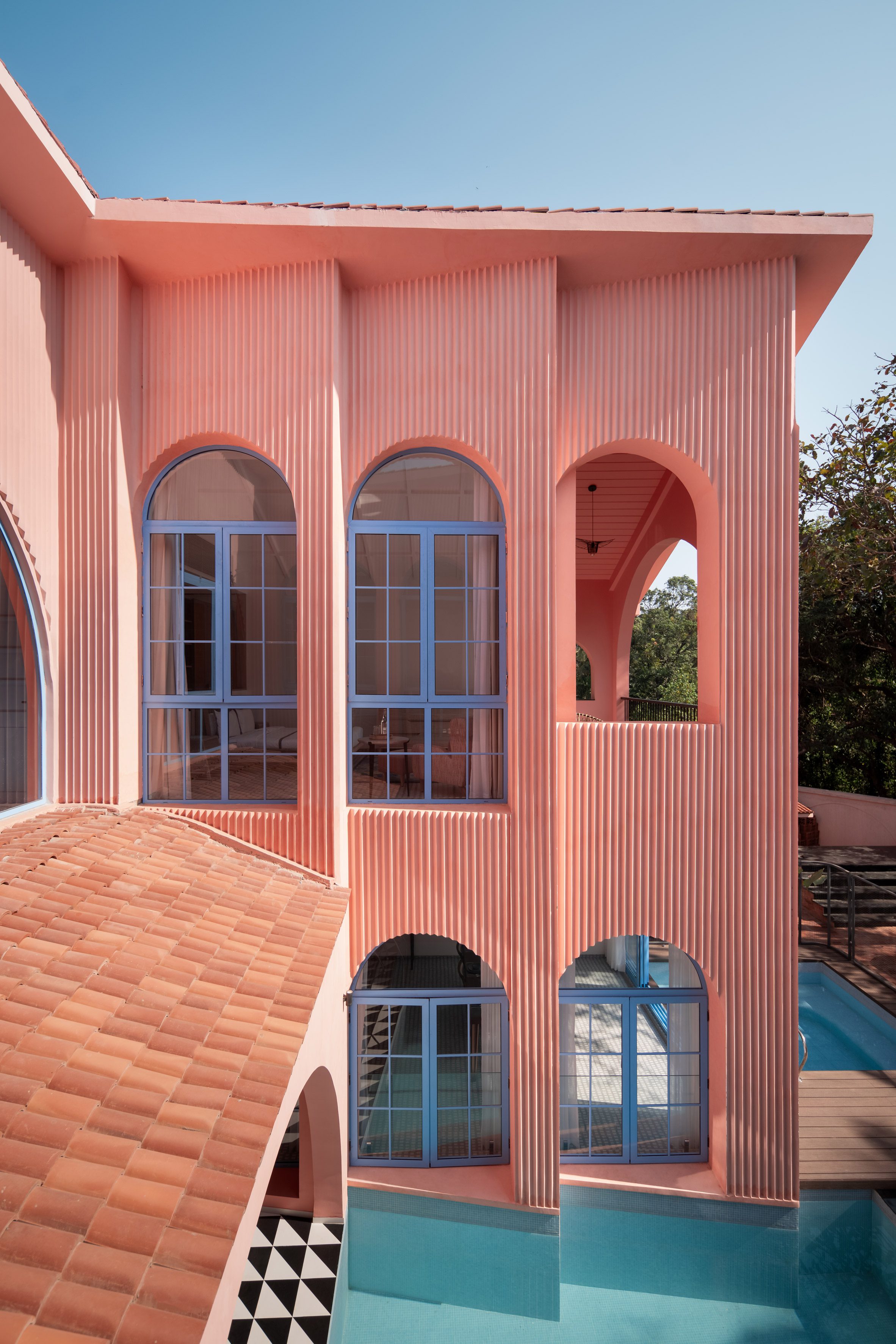 Jugal Mistri Architects设计的桃红色墙壁使果安度假屋充满活力|ART-Arrakis | 建筑室内设计的创新与灵感