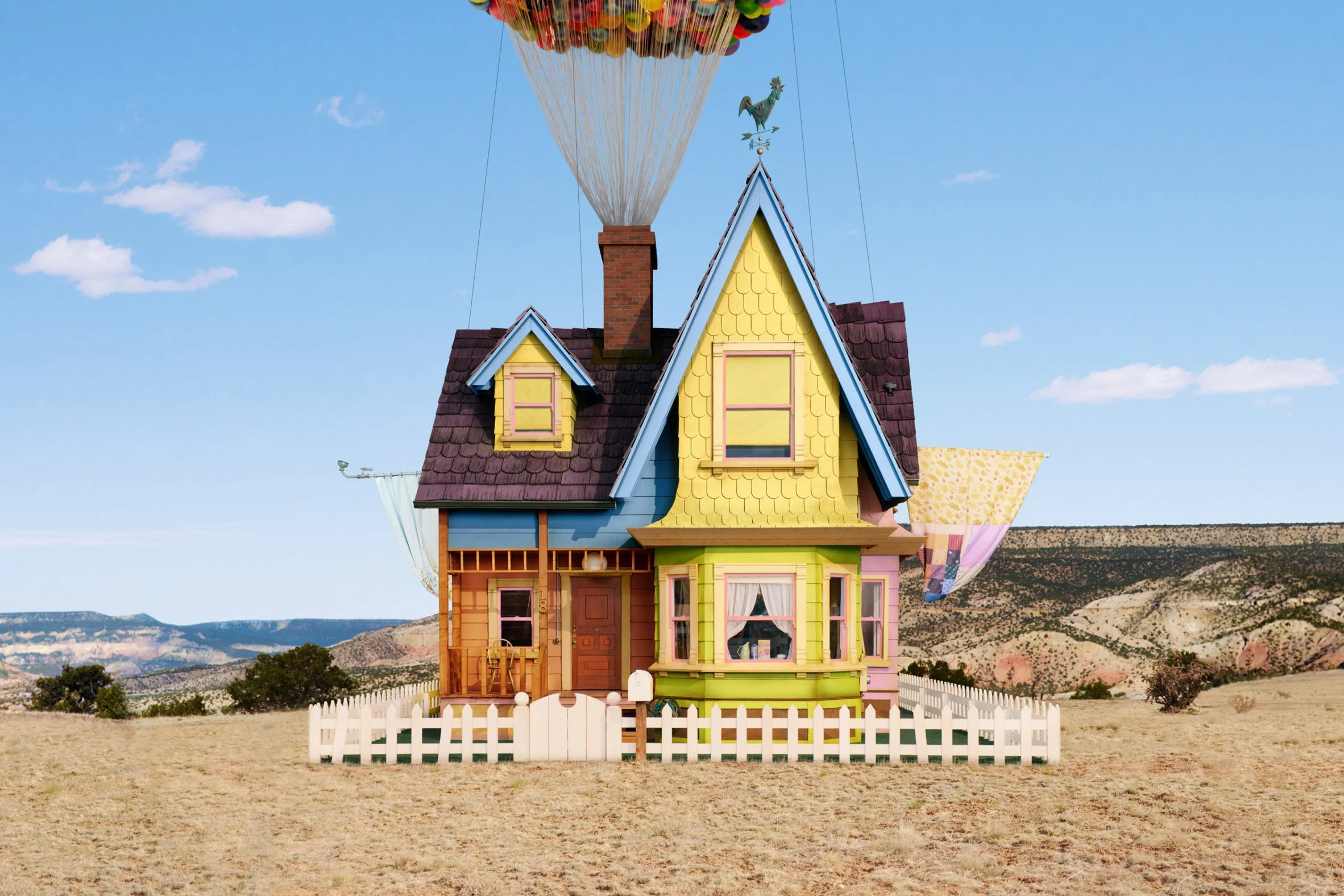 Airbnb通过电影创造租金，包括从起重机上悬挂的Up house|ART-Arrakis | 建筑室内设计的创新与灵感
